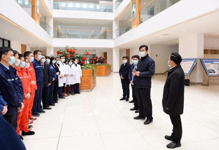 贵州省委副书记、省长李炳军慰问西部工业基地驻地职员