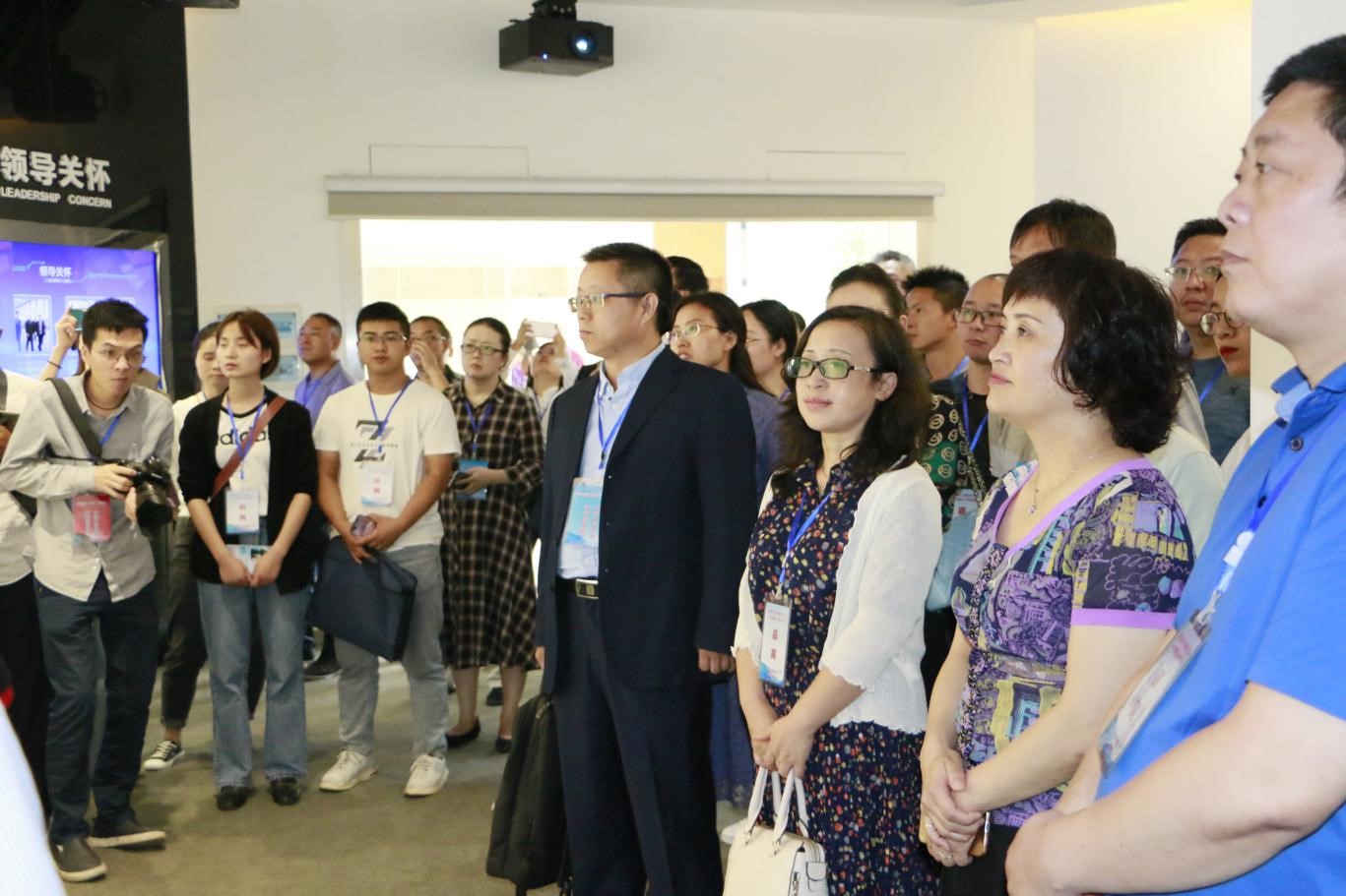 铜仁市政府“走进荣耀企业”观摩团造访中伟新质料