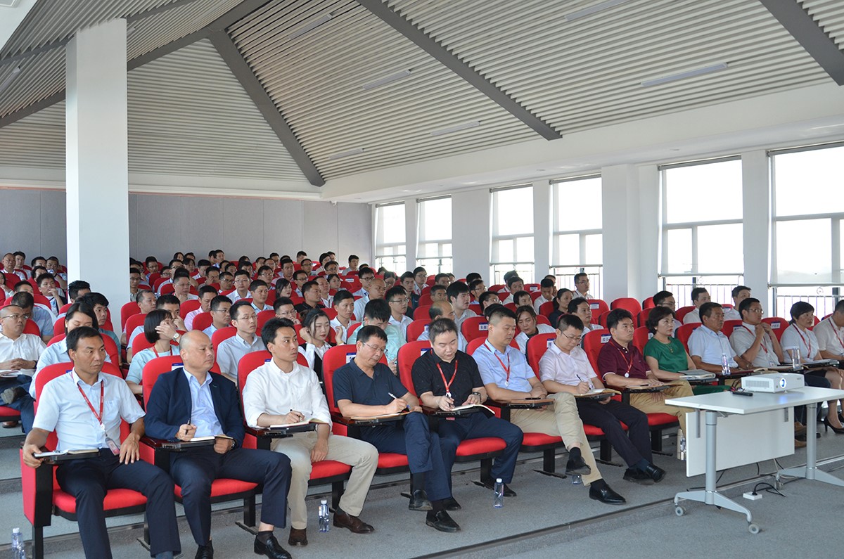 抓好手艺立异，，，，，，，聚焦全球结构丨中伟新质料2019半年度干部聚会召开