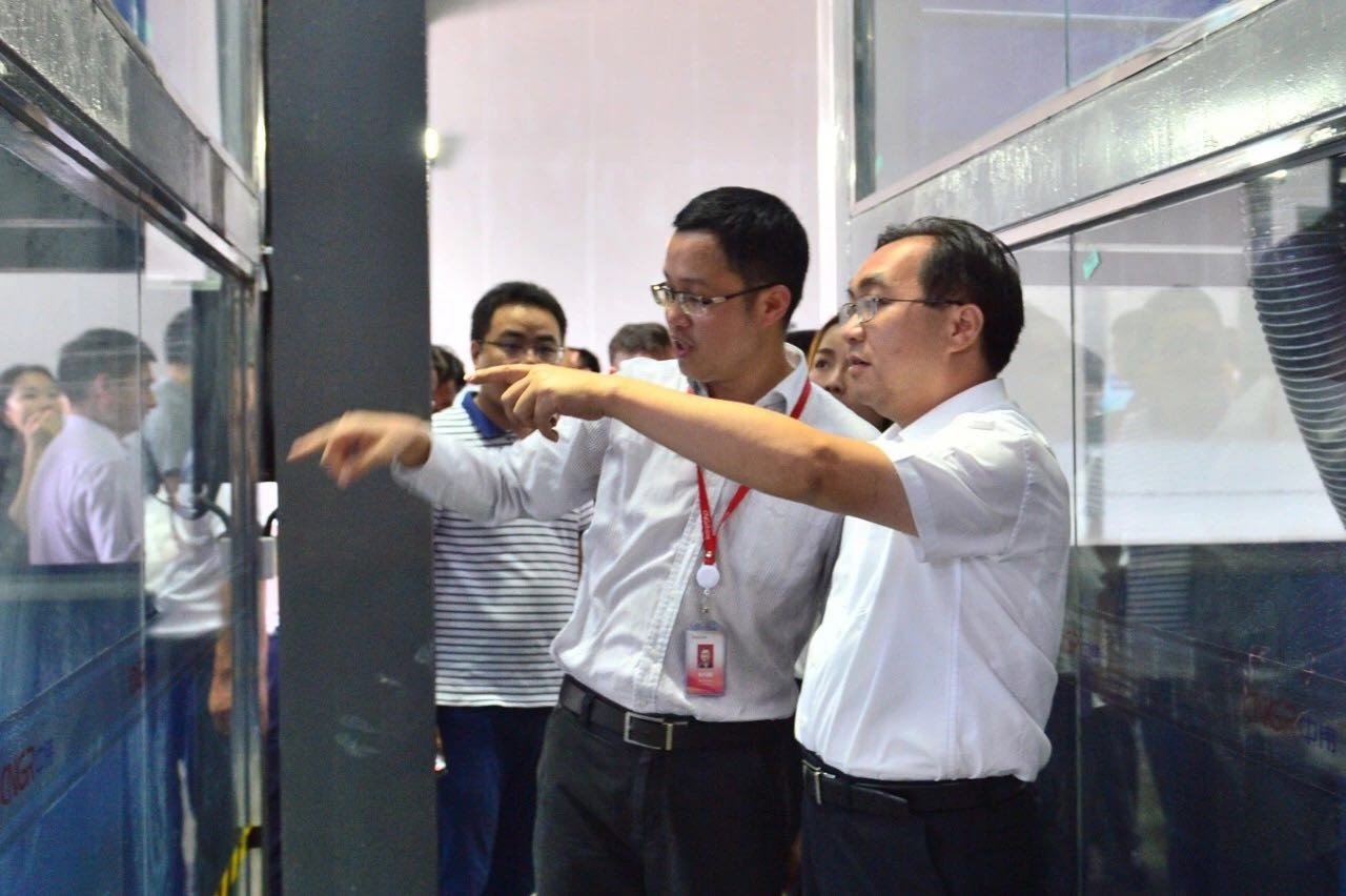 周辉率百人观摩团考察中伟新质料中部工业基地