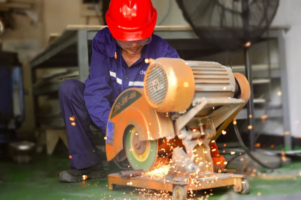 奋战烈日下致敬中伟人|宁乡工业基地员工战高温亮口号