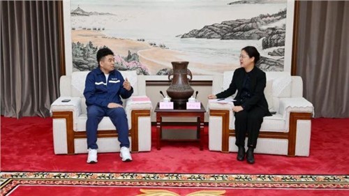 钦州市市委书记钟畅姿会见中伟股份董事长、总裁邓伟明一行